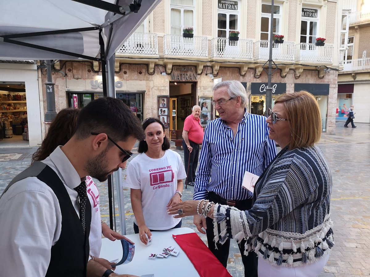 MCCartagena_ct's tweet photo. 😀 Ahora, en la Plaza del #Icue, el equipo de #MC continúa informando a los vecinos del #ProgramaDeGobiernoMC que permitirá la vuelta a una gestión sólida, honesta y eficaz en el municipio.

#JuntosLoHaremosPosible 🇩🇰
#YoVotoMC 📩
#VotaCoaliciónMunicipalista 🗳
#Cartagena https://t.co/6sGNYRBoML