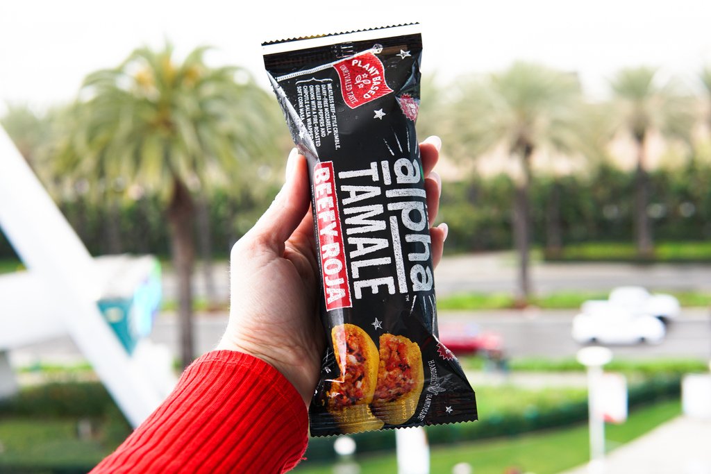 alphafoods's tweet photo. Plant-based, #nonGMO, handheld... all of the best things in the #AlphaTamale. Wrapped in an authentic corn husk and ready in just two minutes, this is the perfect snack for those grab-and-go moments! #beefyroja #plantbasedfoods https://t.co/5fycVENSdC