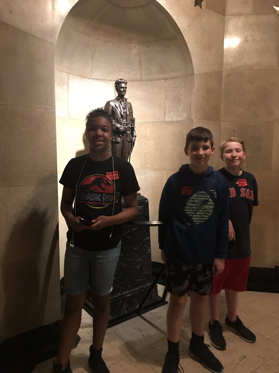 MrsDeHaan's tweet photo. Bus 1 at Lincoln’s Tomb. @HCMSTigers157c #HCMSinSpringfield https://t.co/ghzyAuP7XJ