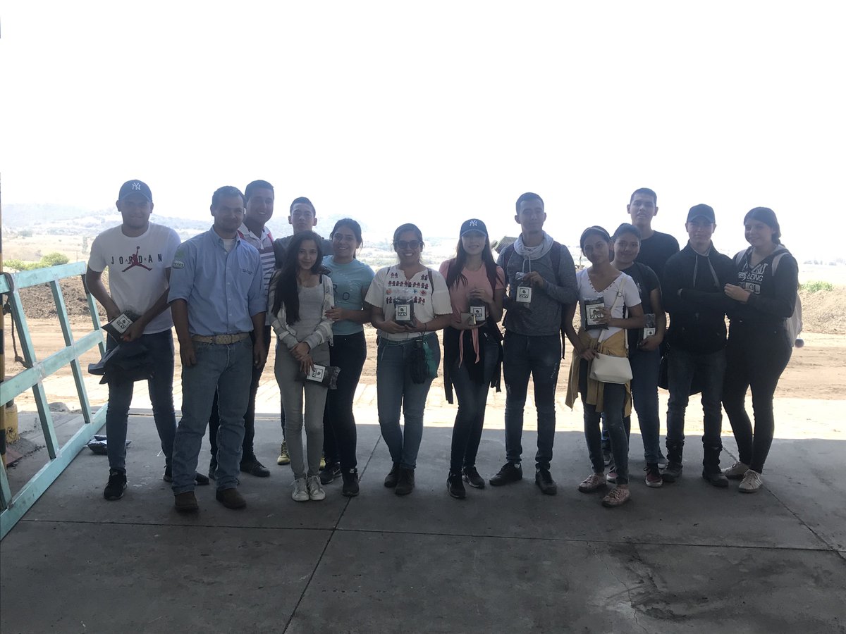Compostverde's tweet image. Hoy tuvimos la visita de alumnos de CETMAR extensión Tepic de 6to semestre a Terrasana.
Se les explicó el proceso de compostaje para la elaboración de Compost El Molino Verde.🌿

#elsecretoestáenlatierra #visitaescolar