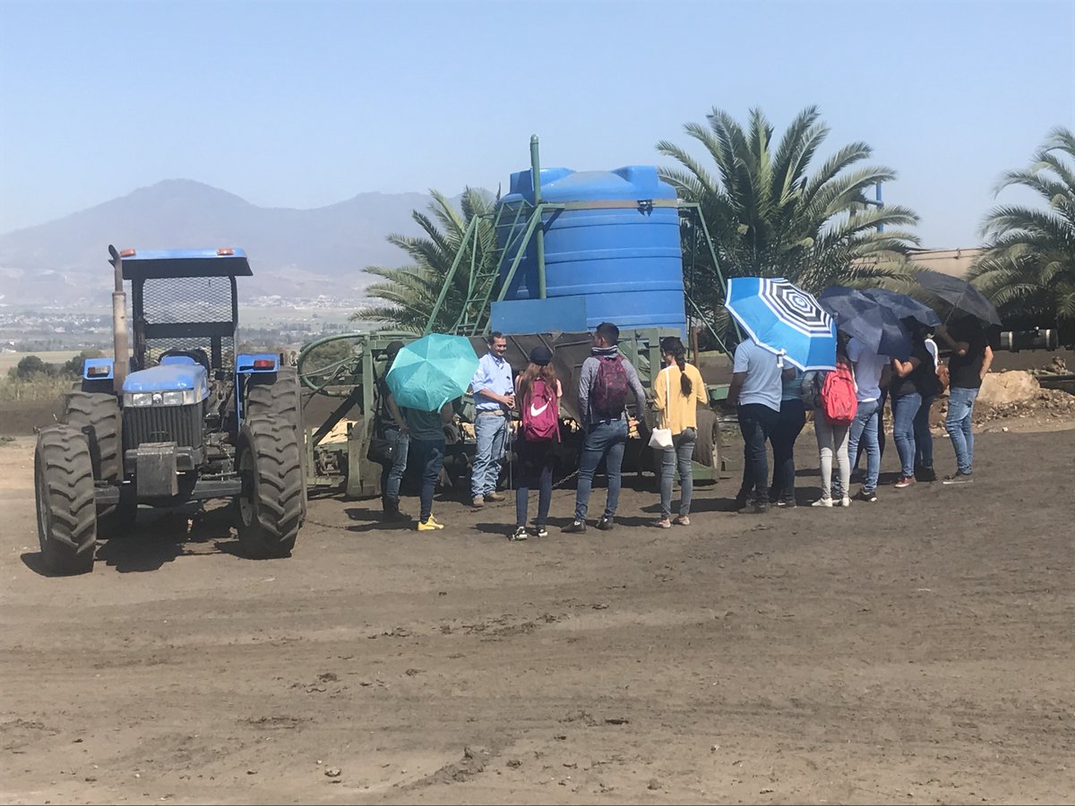 Compostverde's tweet image. Hoy tuvimos la visita de alumnos de CETMAR extensión Tepic de 6to semestre a Terrasana.
Se les explicó el proceso de compostaje para la elaboración de Compost El Molino Verde.🌿

#elsecretoestáenlatierra #visitaescolar