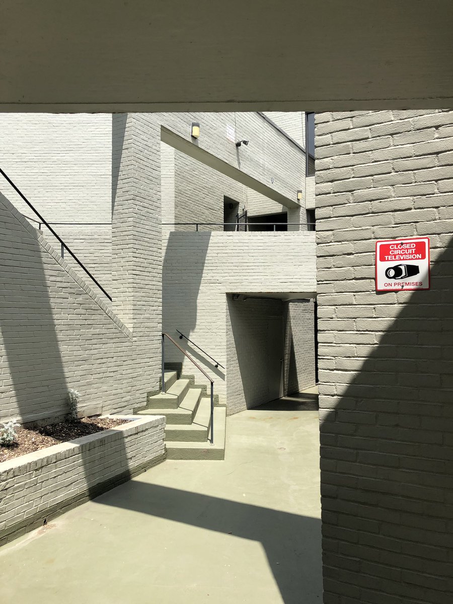 cmoney_htx's tweet photo. Talk about a great commercial building with excellent open space that blurs the lines between public and private. So porous, so pomo #SoPoMo #DC https://t.co/KEjzecFB1K