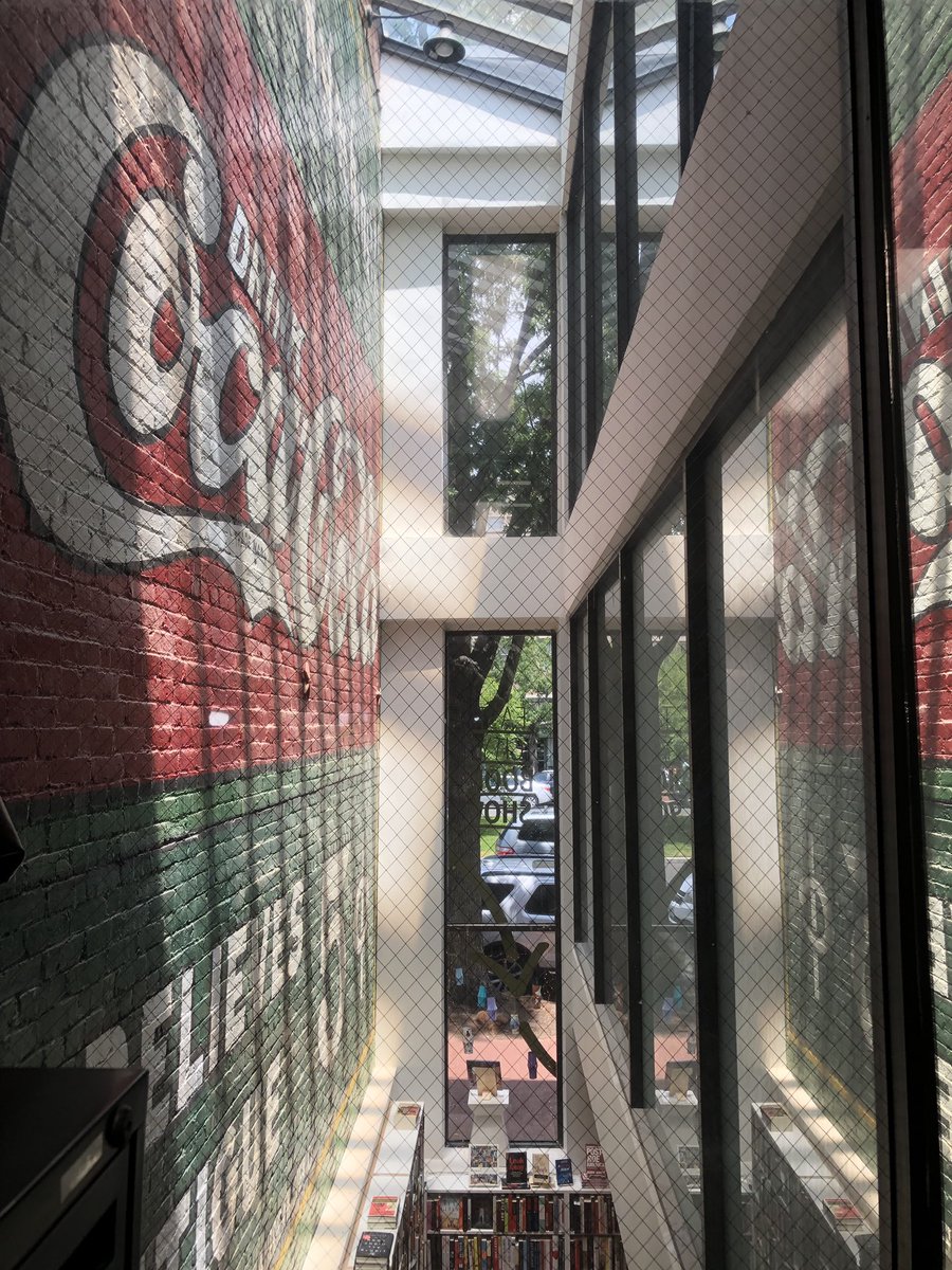cmoney_htx's tweet photo. Talk about a great commercial building with excellent open space that blurs the lines between public and private. So porous, so pomo #SoPoMo #DC https://t.co/KEjzecFB1K