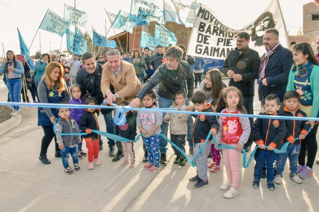 Hoy inauguramos el Pavimento del Barrio Baraibar de #Gaiman junto al gobernador @arcionimariano. Una hermosa obra con mucha historia. Además entregamos aportes, firmamos convenios y recorrimos barrios e instituciones.