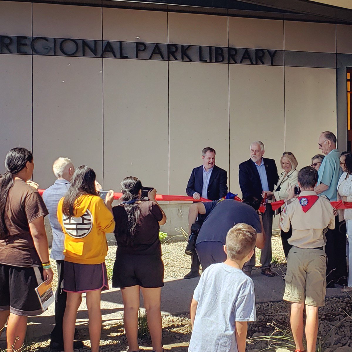 dfdgarchitects's tweet photo. We were delighted to be on hand to celebrate the Ribbon Cutting Ceremony for the newly completed Heroes Regional Park Library in #Glendale, AZ. Great job team, on a beautifully designed space that will benefit generations to come! #ribboncutting #librarydesign @GlendaleLibrary https://t.co/rHgYoNhVcK