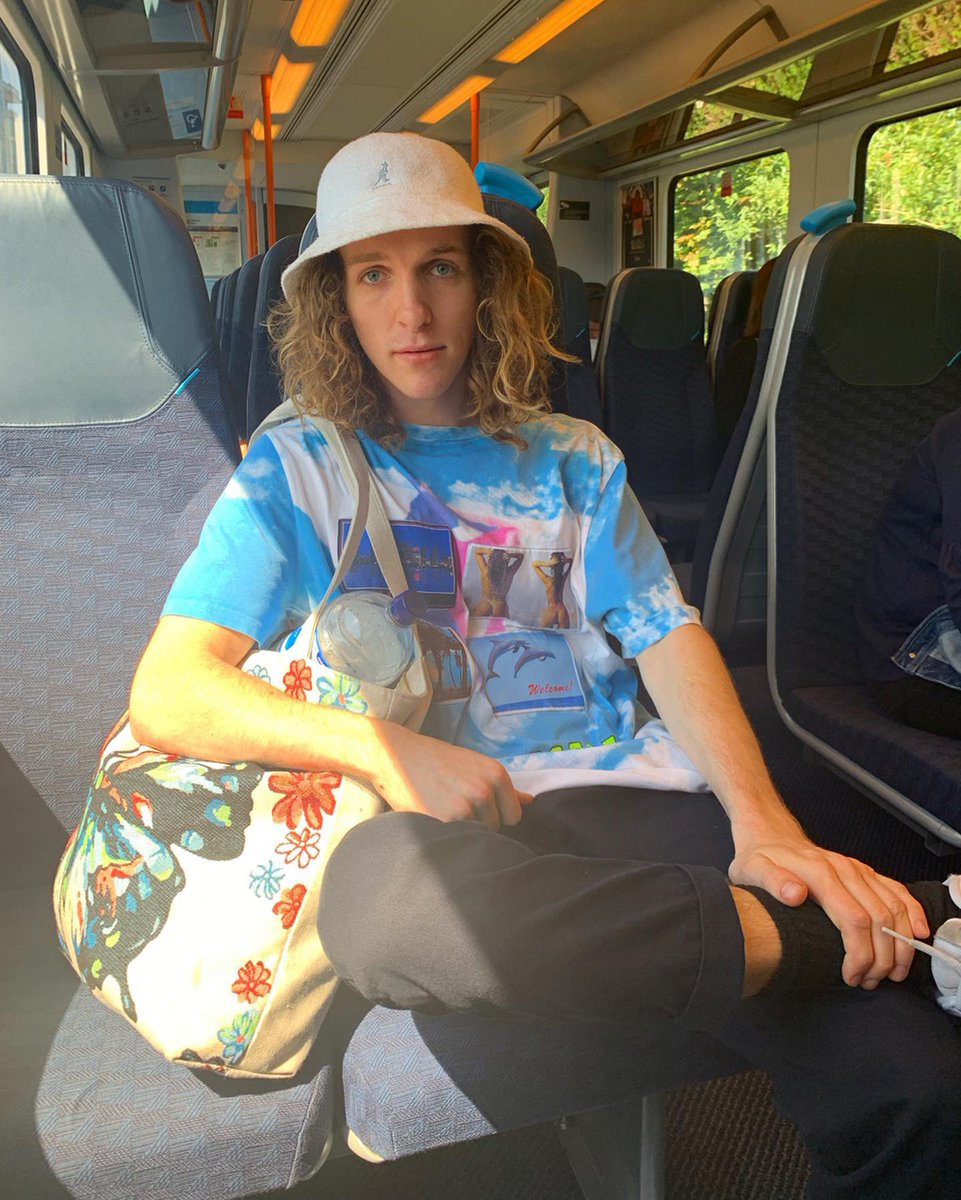 fellythekid's tweet photo. making a new album in england lol https://t.co/ep6nzatTlo