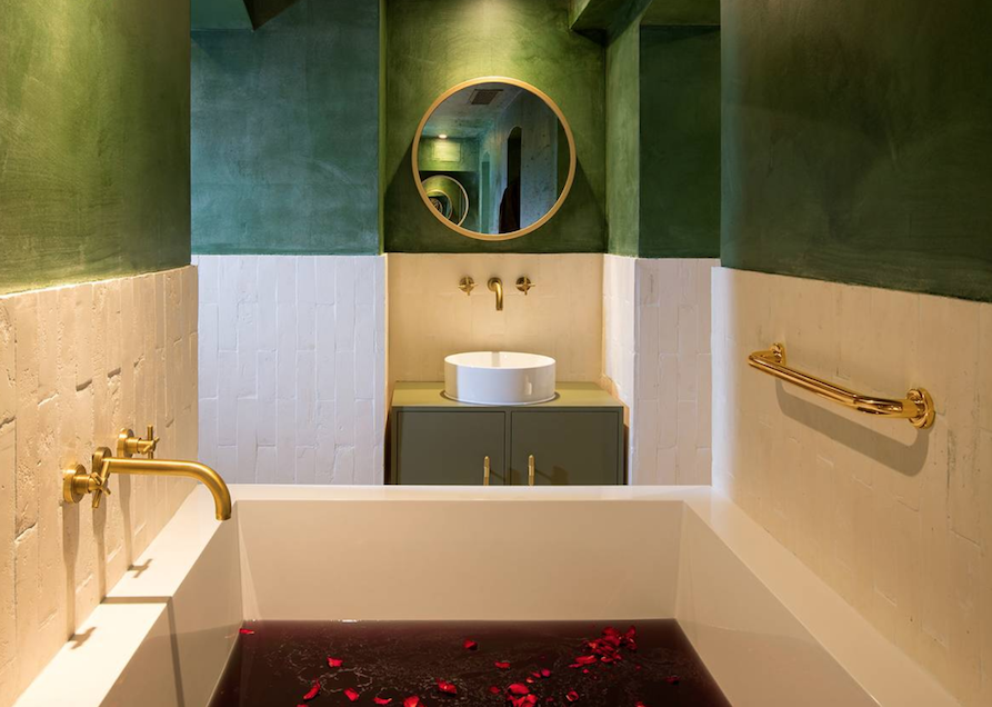 restoretocalm's tweet photo. The Latest Wellness Trend Involves Bathing In Red Wine @BritishGQ https://t.co/0ZPrHGGxsT #Wellness #Wine https://t.co/AuhKZpDbpQ