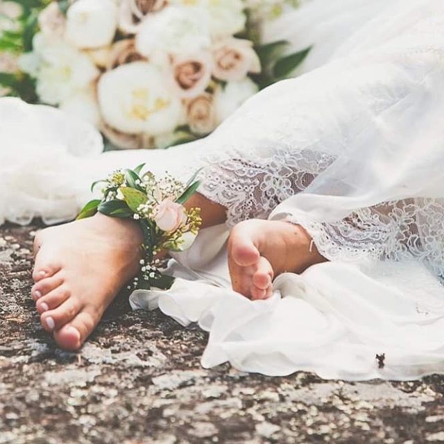 A perfect pic for #tbt 🌿Check it out 2019 brides! 
Adorn yourself with flowers from your head to your toes!

#weddingthrowback #manitobaflorist #winnipegweddings #manitobawedding #winnipegflorist #weddingdecor #floralanklet #bouquet #bridalbouquet #beachwedding