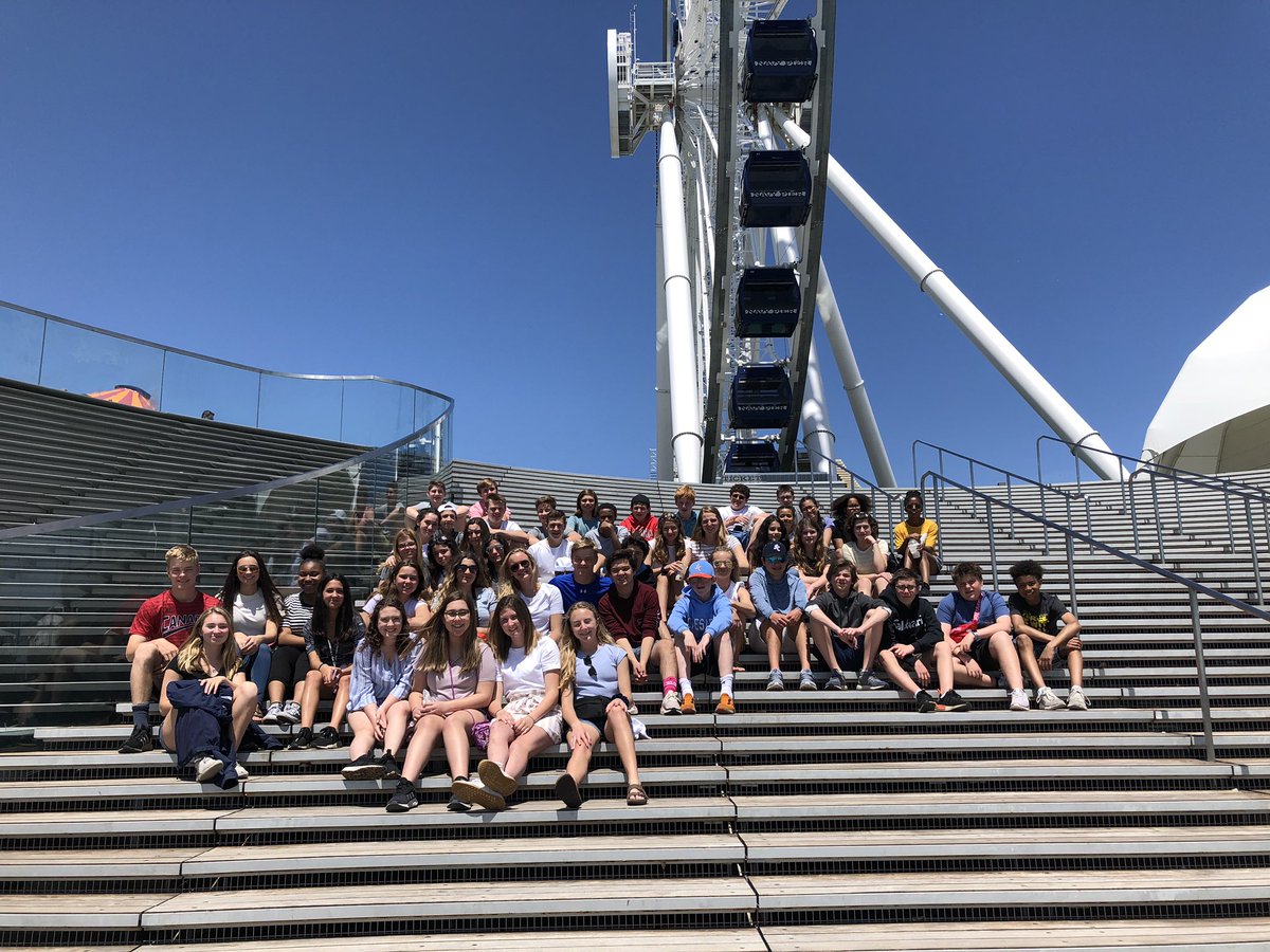 MsAllesMath's tweet photo. Traditional 8th grade photo! #chicago @uniliggett https://t.co/1UsosVb6l9