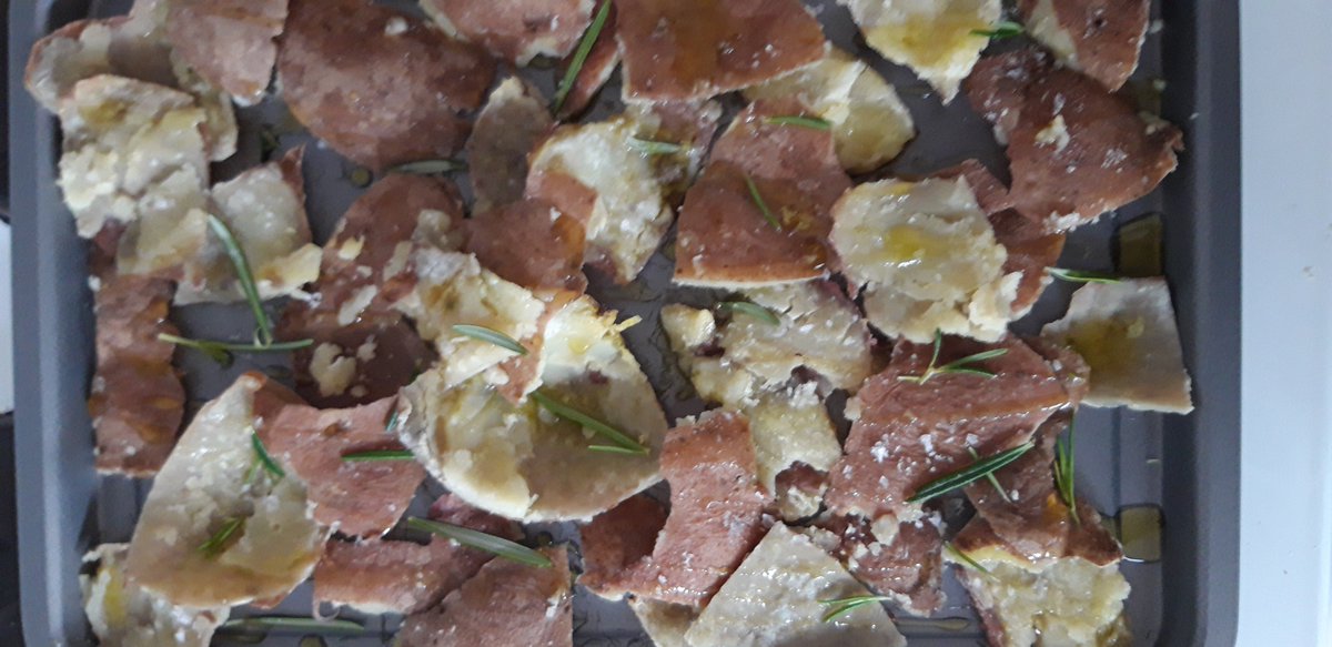 Love mash???

Save the skins...drizzle with olive oil, some rosemary if you have it plus some salt. Roast in a hot oven for about 15 mins.

Crispy potato skins. They might not make it to a plate!

#stopfoodwaste #spudlove