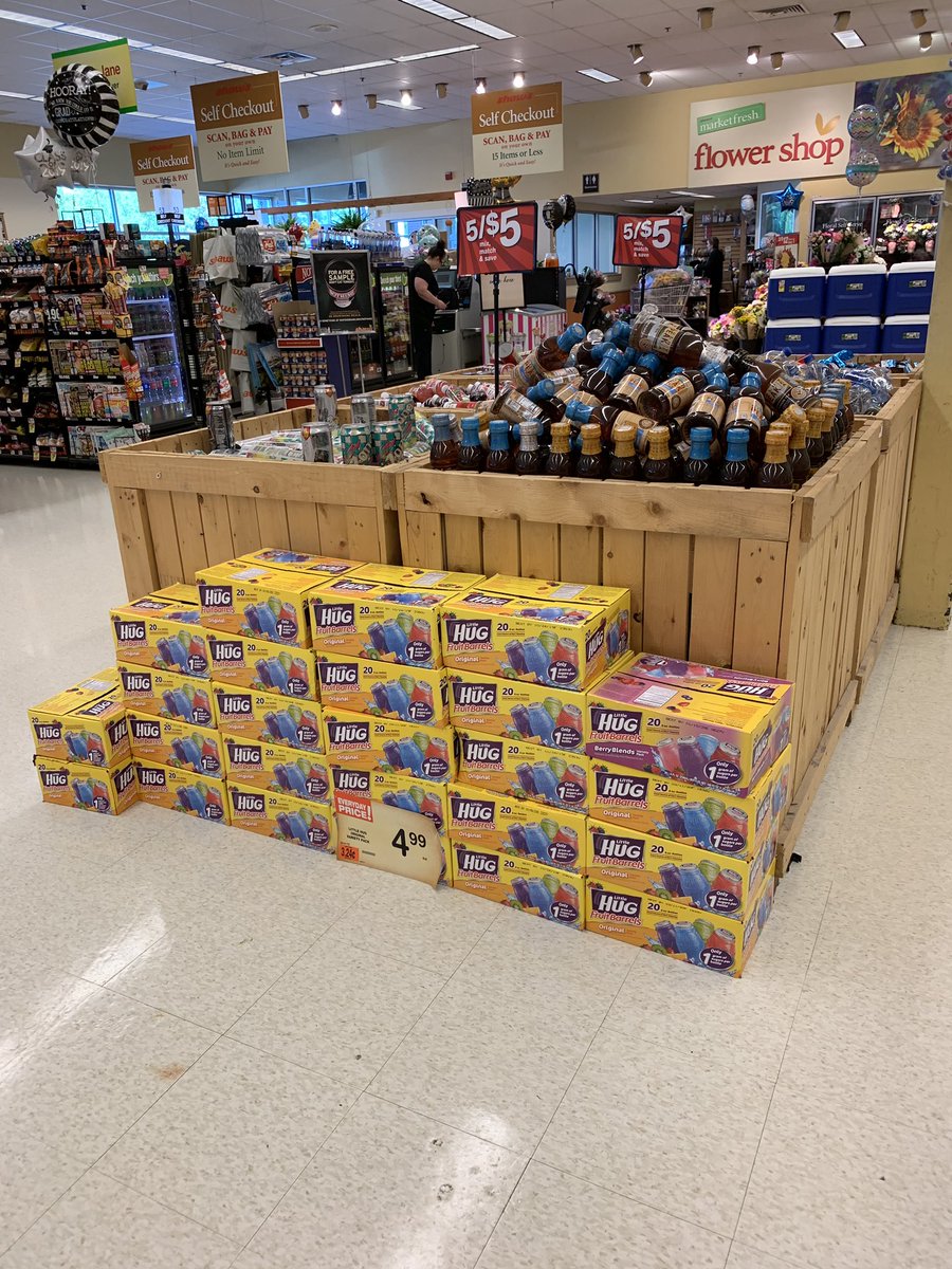 GregoryPliska's tweet photo. Memorial Day displays at the Shaw’s on Main St Nashua @CPGMemorialDay https://t.co/1e5ei2N5RG
