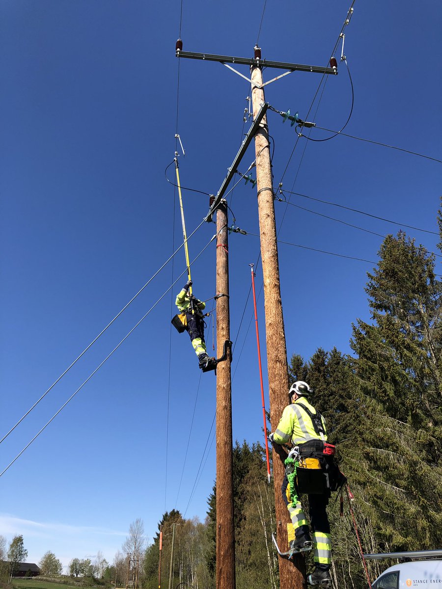 arzenhuz's tweet photo. Connecting powerlines together with the power on 😎🌞 #22kV #SafetyComesFirst https://t.co/WXbyMmAZCi
