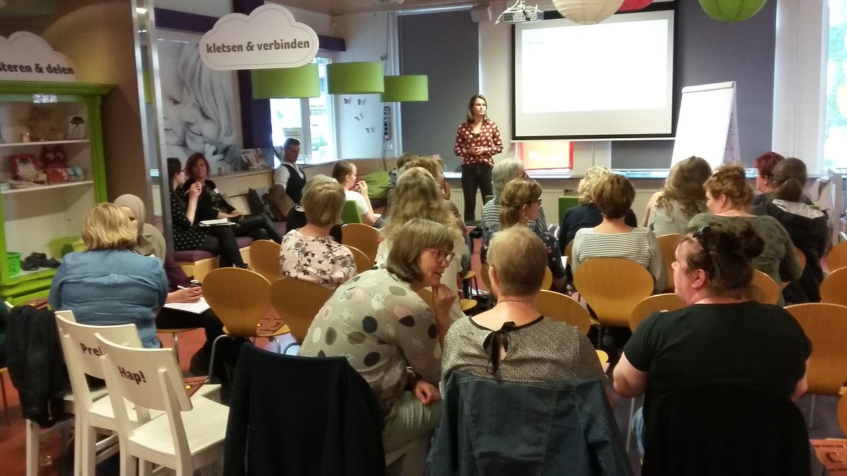 Gedragspsycholoog Anouk Visser in gesprek met deelnemers aan het Kenniscafé met als thema Ouders aan zet <a href="/biebaanzet/">De Bibliotheek AanZet</a> #Gorinchem