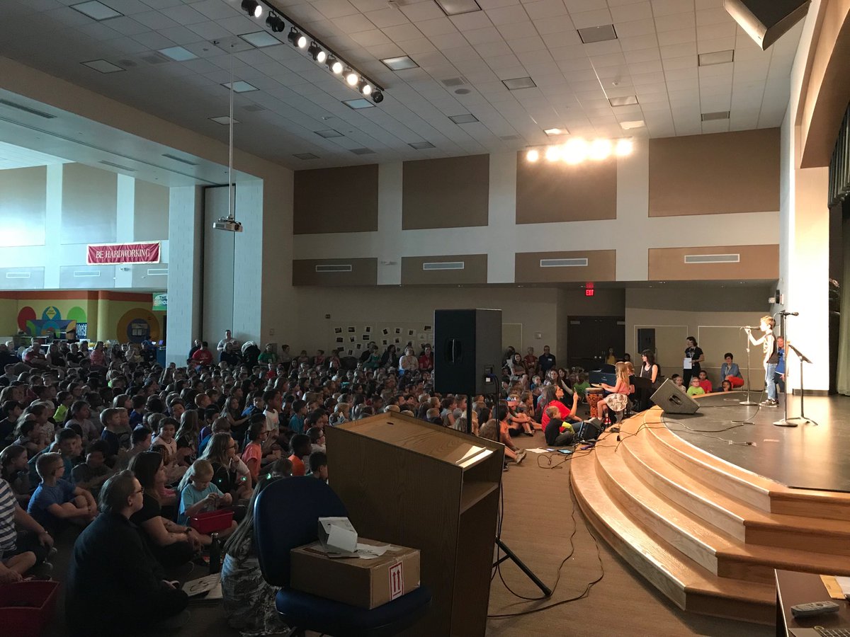 HallMtes's tweet photo. Singing in front of a crowd of 600!   I see a bright future for our MTES students! https://t.co/sjGkjvD3rt