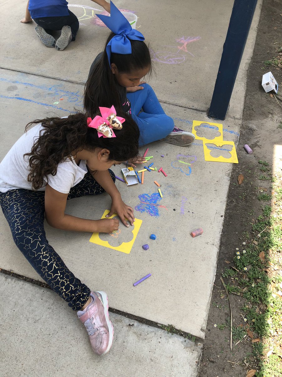 cesparza78's tweet photo. Last Day of School fun! #chalkparty #secondgrade #thirdgradeherewecome @GarrigaElem #GarrigaProud https://t.co/hQNJOSRHbz
