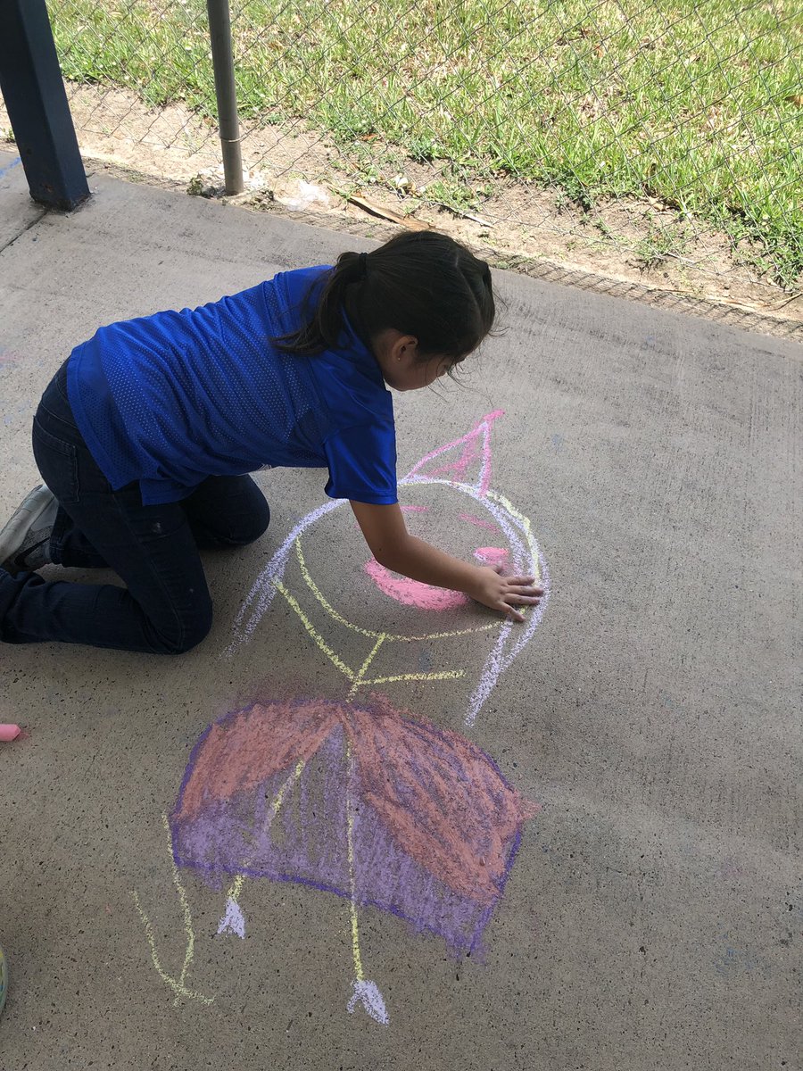 cesparza78's tweet photo. Last Day of School fun! #chalkparty #secondgrade #thirdgradeherewecome @GarrigaElem #GarrigaProud https://t.co/hQNJOSRHbz