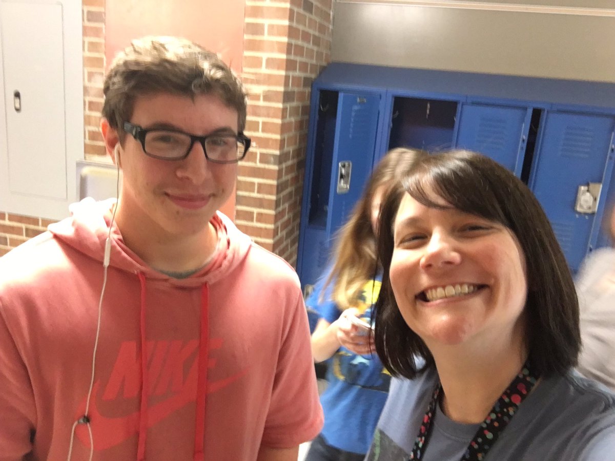 mrs_oglesby's tweet photo. Goodbye 18-19 school year! I miss you already!! Have fun at South HS!! @SMSouthTDain #smsdPACK https://t.co/bKuVTSxY3F