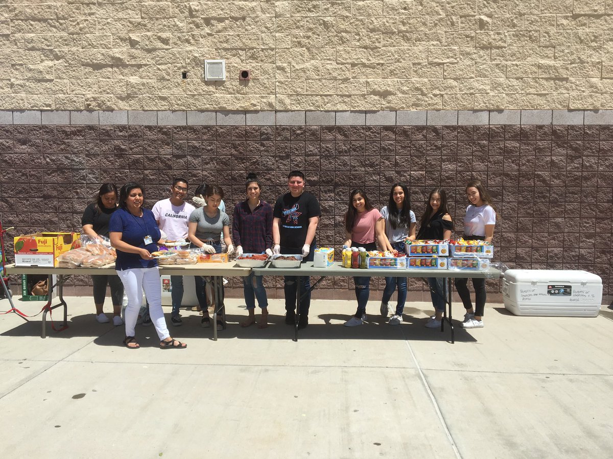JSmith_AHS's tweet photo. PTSA and Volunteers serves AHS Seniors @BlazerPtsa #seniorcookout @BlazerNationAHS @Americas_HS https://t.co/mfk1DmQmHu