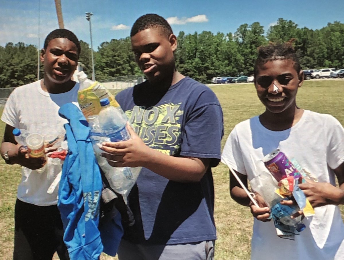 ChuckMossEDU's tweet photo. When Jamel, Evander, and Delrico saw that the area around the school needed cleaning, they took the initiative to straighten it up! Now THAT deserves a #DMSGens #GoodNewsCalloftheDay! #MUSTbesuccessful https://t.co/2yY0eH1zXD