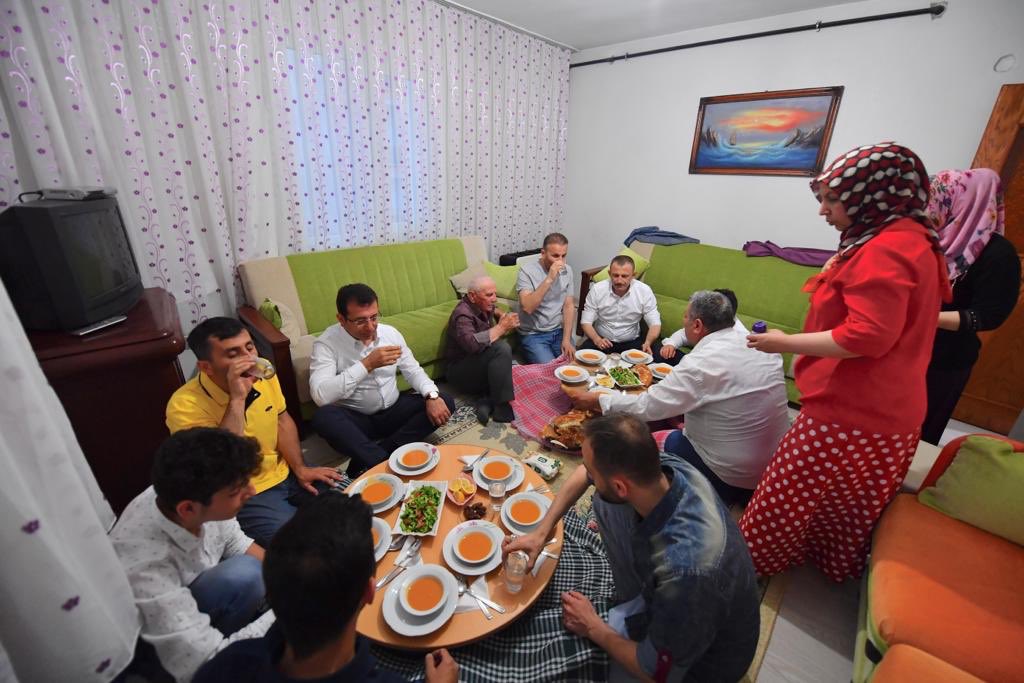 ekrem_imamoglu's tweet photo. Bu gece bizi iftar sofralarında misafir eden Kılıçalp Ailesine gönül dolusu teşekkürler. Bu dostluk, bu samimiyet bizi hep bir arada tutacak. https://t.co/NkRsphosCT