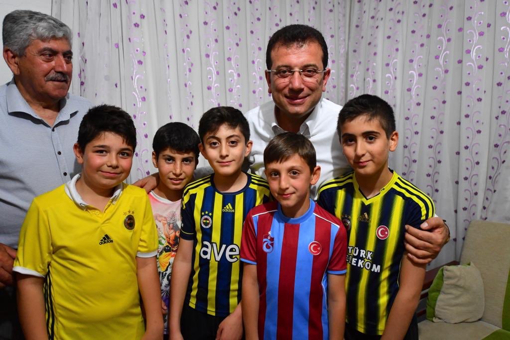 ekrem_imamoglu's tweet photo. Bu gece bizi iftar sofralarında misafir eden Kılıçalp Ailesine gönül dolusu teşekkürler. Bu dostluk, bu samimiyet bizi hep bir arada tutacak. https://t.co/NkRsphosCT