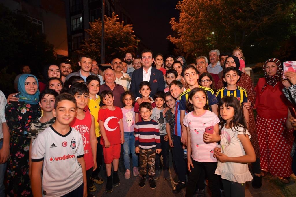 ekrem_imamoglu's tweet photo. Bu gece bizi iftar sofralarında misafir eden Kılıçalp Ailesine gönül dolusu teşekkürler. Bu dostluk, bu samimiyet bizi hep bir arada tutacak. https://t.co/NkRsphosCT