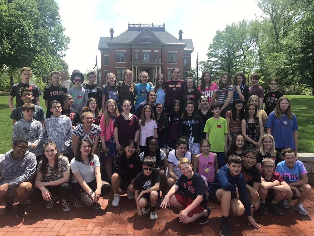 MrsDeHaan's tweet photo. Bus 1 at the Governor’s Mansion @HCMSTigers157c #HCMSinSpringfield https://t.co/1sKOzcH12Y