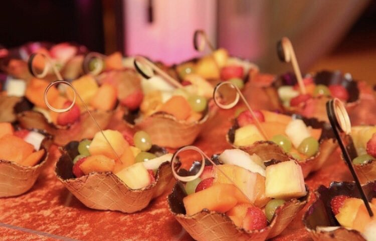 BrijwasiEvents's tweet photo. For those who love chocolate and a bit of fruit. Our mini fruit cups served in coated Belgium Chocolate.
#freshfruit #fruitbowl #fruitdisplay #desserts #dessertbar #chocolte #mangos #pineapple #grapes #strawberrys #dessertideas #weddingcatering #londonweddings #ukweddings https://t.co/R3f1buYjqT