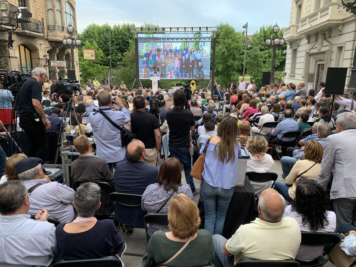 JuntsXCatLleida's tweet photo. La plaça de Sant Francesc, de gom a gom, en l’acte final de la campanya de @JuntsXCat. El @antonipostius expressa el seu compromís amb el mandat de l’1 d’octubre i demana a la gent que facin possible el canvi a la Paeria. #PostiusElCanvi #LleidaÉsCapital https://t.co/baGM0fwv31
