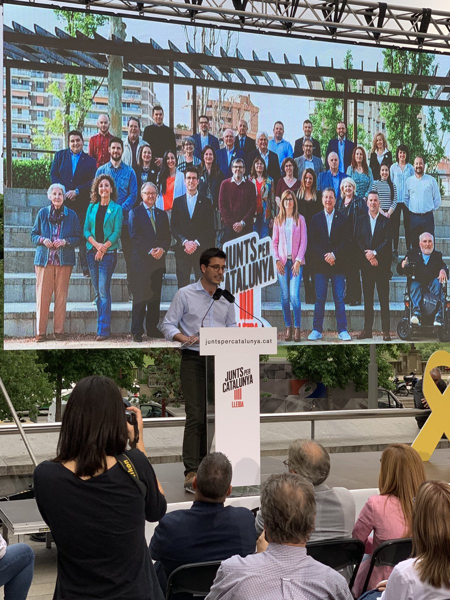 JuntsXCatLleida's tweet photo. La plaça de Sant Francesc, de gom a gom, en l’acte final de la campanya de @JuntsXCat. El @antonipostius expressa el seu compromís amb el mandat de l’1 d’octubre i demana a la gent que facin possible el canvi a la Paeria. #PostiusElCanvi #LleidaÉsCapital https://t.co/baGM0fwv31