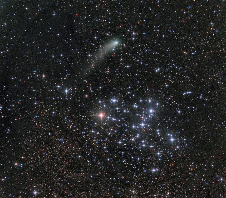 maximaxoo's tweet photo. #Space: #StarCluster M6 & the greenish coma & tail of #comet #SidingSpring
https://t.co/6sT0gsioTc via @apod https://t.co/Zb5yMGLKUx
