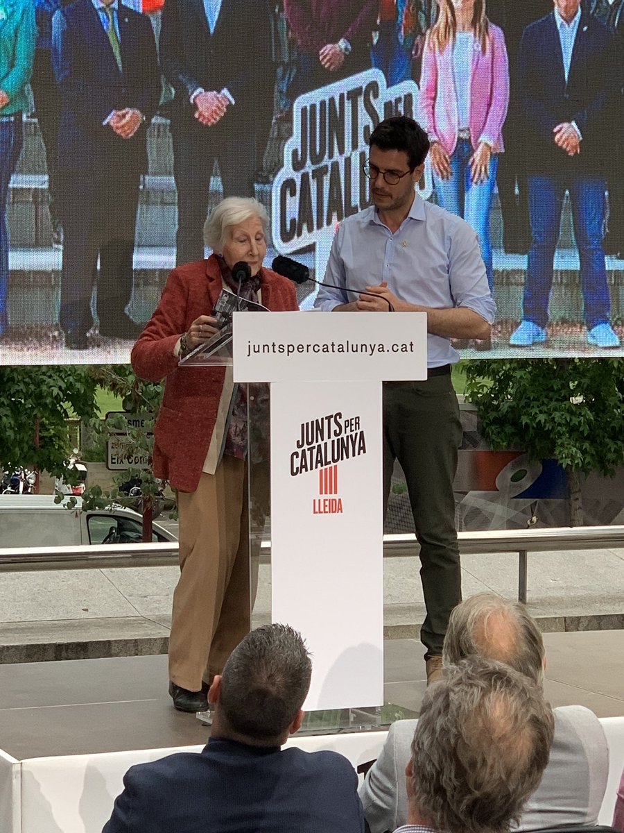 JuntsXCatLleida's tweet photo. L’escriptora Rosa Fabregat, que tanca la llista de @JuntsxCatLleida ens llegeix un poema i ens fa emicionar a tots. També al ptesident @KRLS, que se l’escolta des de Brussel·les. #LleidaÉsCapital #PostiusElCanvi https://t.co/Dkt2UG3ZtZ