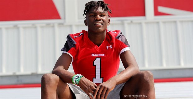 DonCallahanIC's tweet photo. Shaleak Knotts will continue Monroe High's habit of sending dynamic skill players into the Power 5 ranks. Nine schools have offered the '22 receiver: https://t.co/qYBxdM6KVv (VIP) #unc #tarheels @shaleak3 @Monroe_Redhawks @CoachGalloway7 @CoachMackBrown @billy_high https://t.co/fbNCIjXs3G