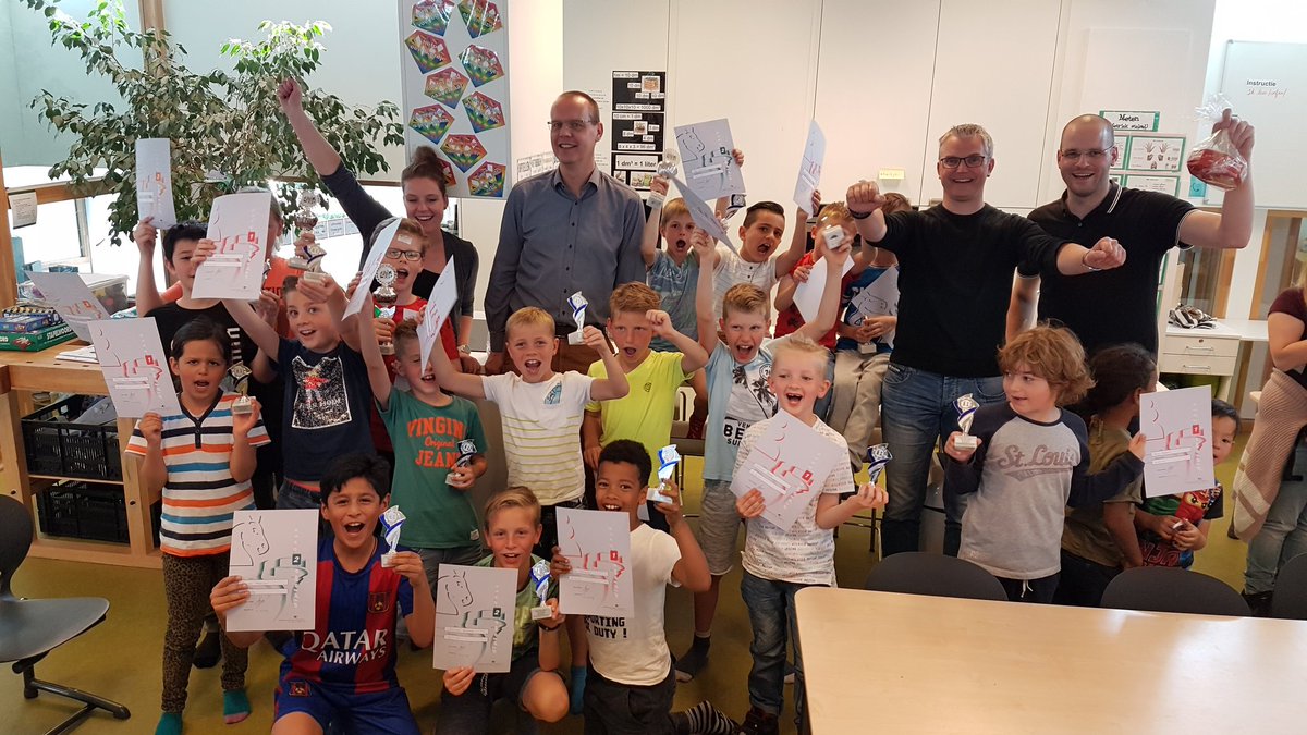 Vandaag sloten deze toppers het schaakjaar 2018-2019 af! Hulde aan de kinderen (die fantastisch presteerden en veel plezier uitstraalden op toernooien), Klaas Broos en de hulpouders! #trots