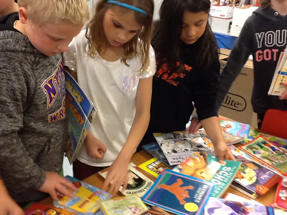 LauraPeckKM's tweet photo. One of my favorite end of the year activities is our classroom Book Swap! Everyone got some great new reading material to keep reading all summer long. It's so fun to hear the excited conversations about great books! @KMElem #SummerReading #ReadyForThirdGrade https://t.co/NStHw9qD8V