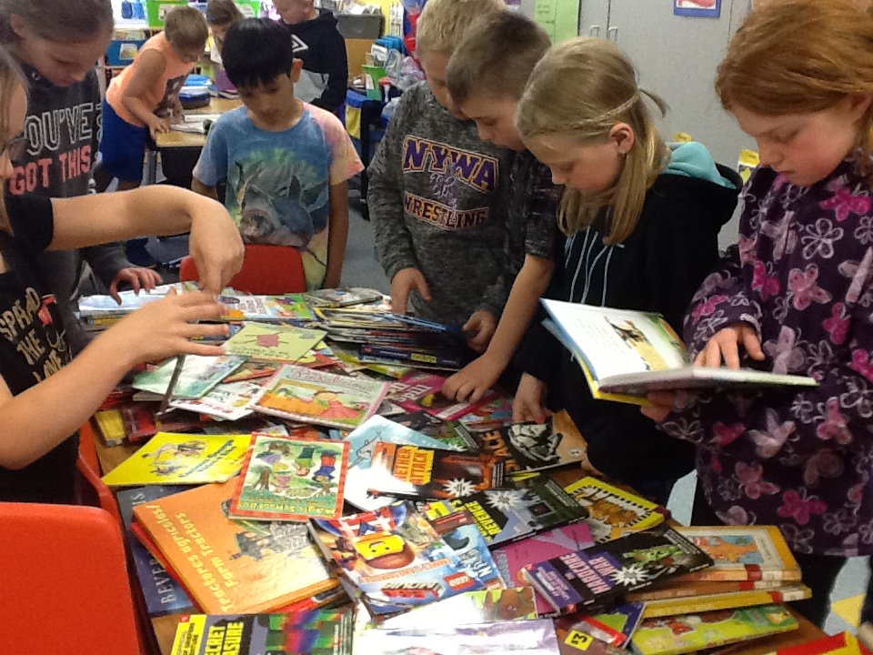LauraPeckKM's tweet photo. One of my favorite end of the year activities is our classroom Book Swap! Everyone got some great new reading material to keep reading all summer long. It's so fun to hear the excited conversations about great books! @KMElem #SummerReading #ReadyForThirdGrade https://t.co/NStHw9qD8V
