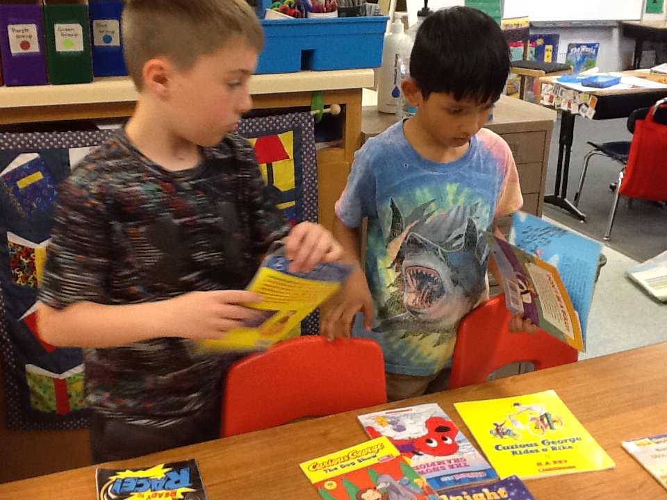 LauraPeckKM's tweet photo. One of my favorite end of the year activities is our classroom Book Swap! Everyone got some great new reading material to keep reading all summer long. It's so fun to hear the excited conversations about great books! @KMElem #SummerReading #ReadyForThirdGrade https://t.co/NStHw9qD8V