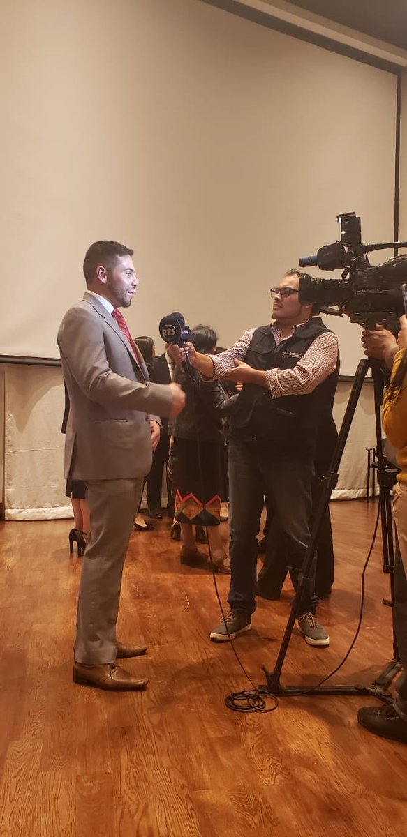 ValEcuador's tweet photo. En el evento de socialización de la Primera Agenda Nacional de Capacitación 2018-2021; con: profesionales capacitadores, Lorena Polít Secretaria Técnica del Sistema Nacional de Cualificaciones y Andres Madero Ministro de Trabajo. https://t.co/yvo2AgKo83