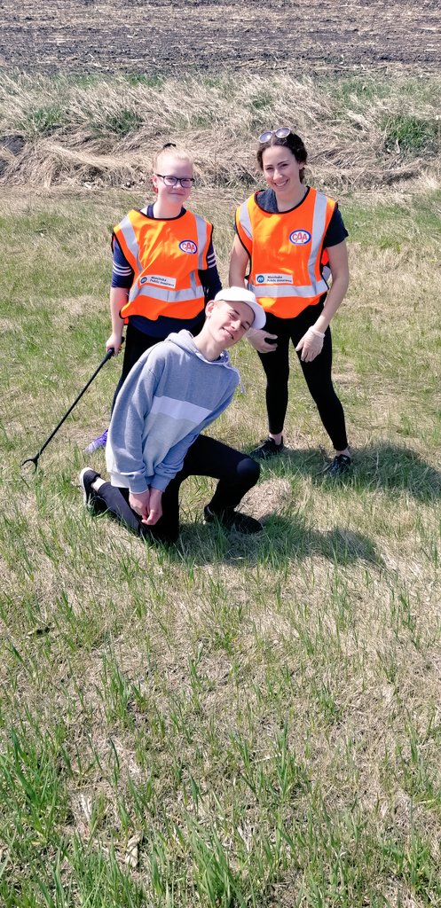 hutchCMS's tweet photo. 3 of our lovely Gr 8s picking up garbage to earn money from the municipality for their farewell banquet! #badgerpride #adoptahighway https://t.co/X2swOaYe8L