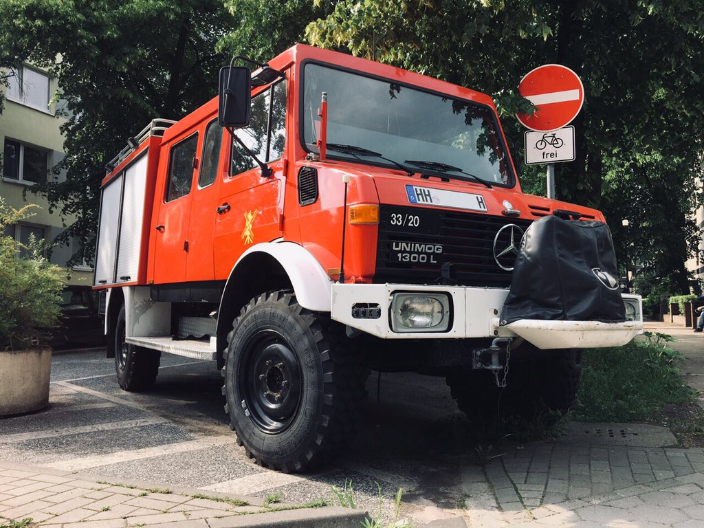 GeorgAlbrecht1's tweet photo. das ist doch mal ein Auto! ein #UNIMOG #1300L #DoKa Ex-#Feuerwehr! 😍🚒
heute mitten in #Hamburg gesehen. nicht so ein alberner #SUV! 😂 https://t.co/50Q3ymDWAH