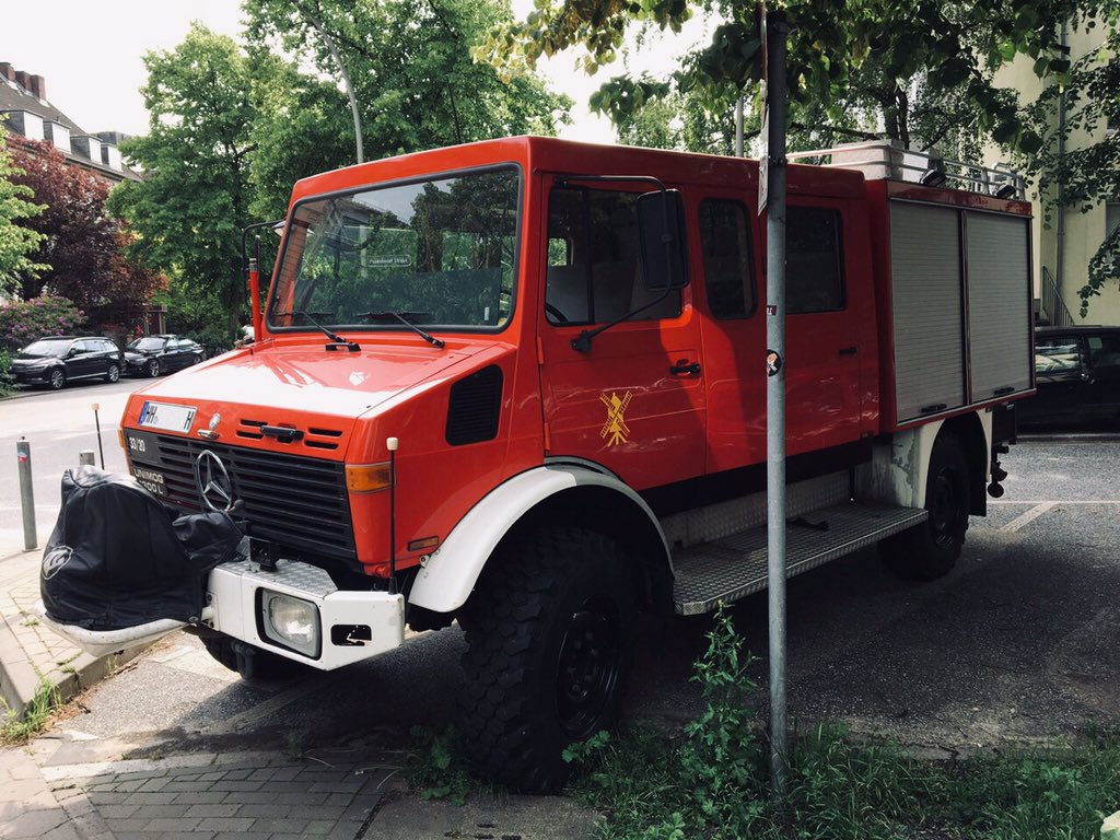 GeorgAlbrecht1's tweet photo. das ist doch mal ein Auto! ein #UNIMOG #1300L #DoKa Ex-#Feuerwehr! 😍🚒
heute mitten in #Hamburg gesehen. nicht so ein alberner #SUV! 😂 https://t.co/50Q3ymDWAH