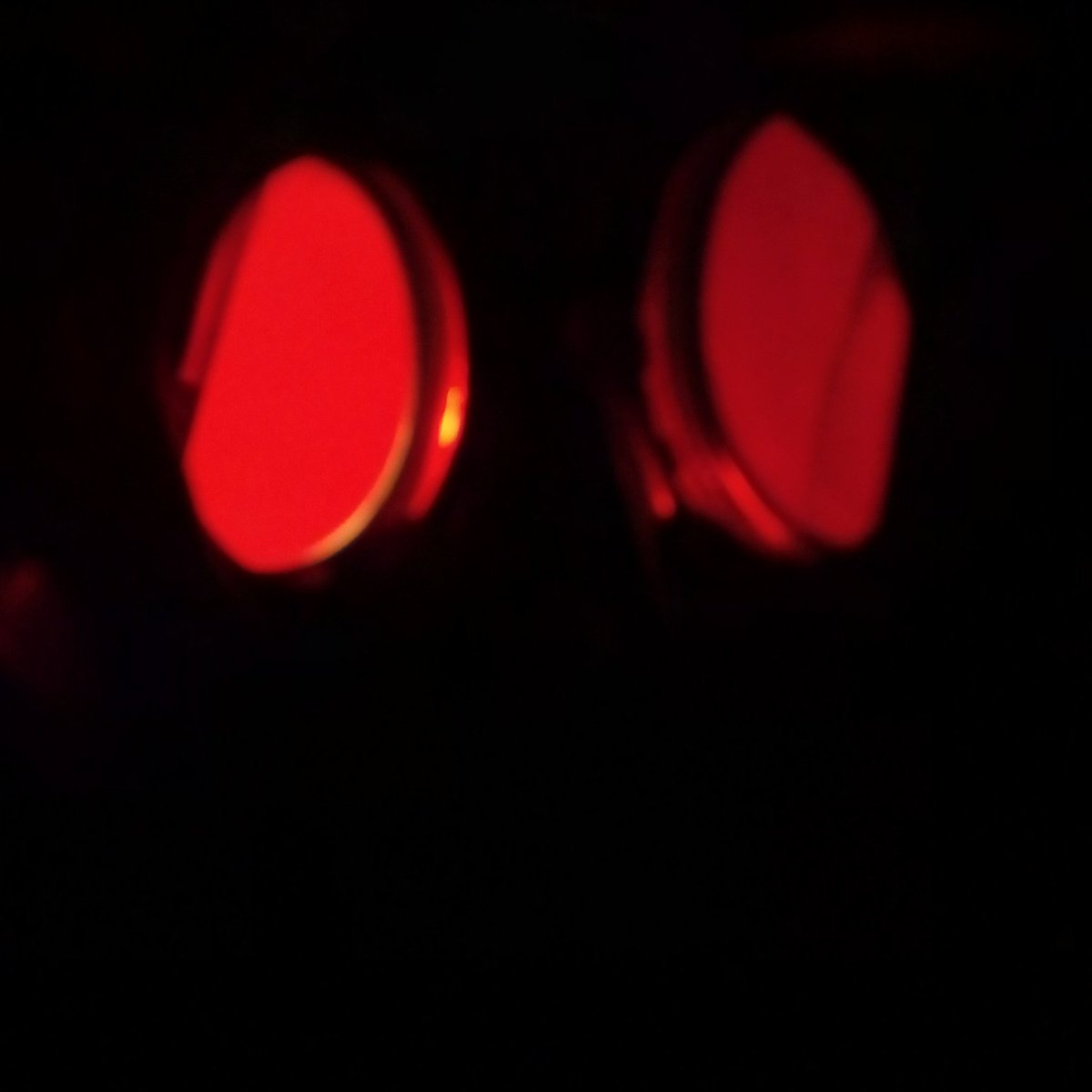 twsss666's tweet photo. 加工&amp;試戴
改成紅色濾鏡+反射鏡面
完全的遮蔽配戴者眼神
增添神秘感 非人化
從裡面看外面的世界是一片深紅色 令配戴者產生危機跟刺激的心理效果
再搭配呼吸管 氣囊 負壓瓶 等等控制呼吸的配件
也可以結合重拘束 性刺激 等等的調教項目 https://t.co/mZ3Tv15HvI