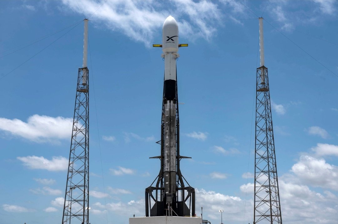 actuspacex's tweet photo. Le lancement du #Falcon9 pour #Starlink est toujours prévu pour cette nuit à 04h30 (en espérant que cette fois c'est la bonne). Vous pourrez le suivre en direct depuis le site ou la chaîne YouTube de @SpaceX. Je reviendrais vers vous dans la journée pour commenter ce vol. #SpaceX https://t.co/Zdsixo5SHY