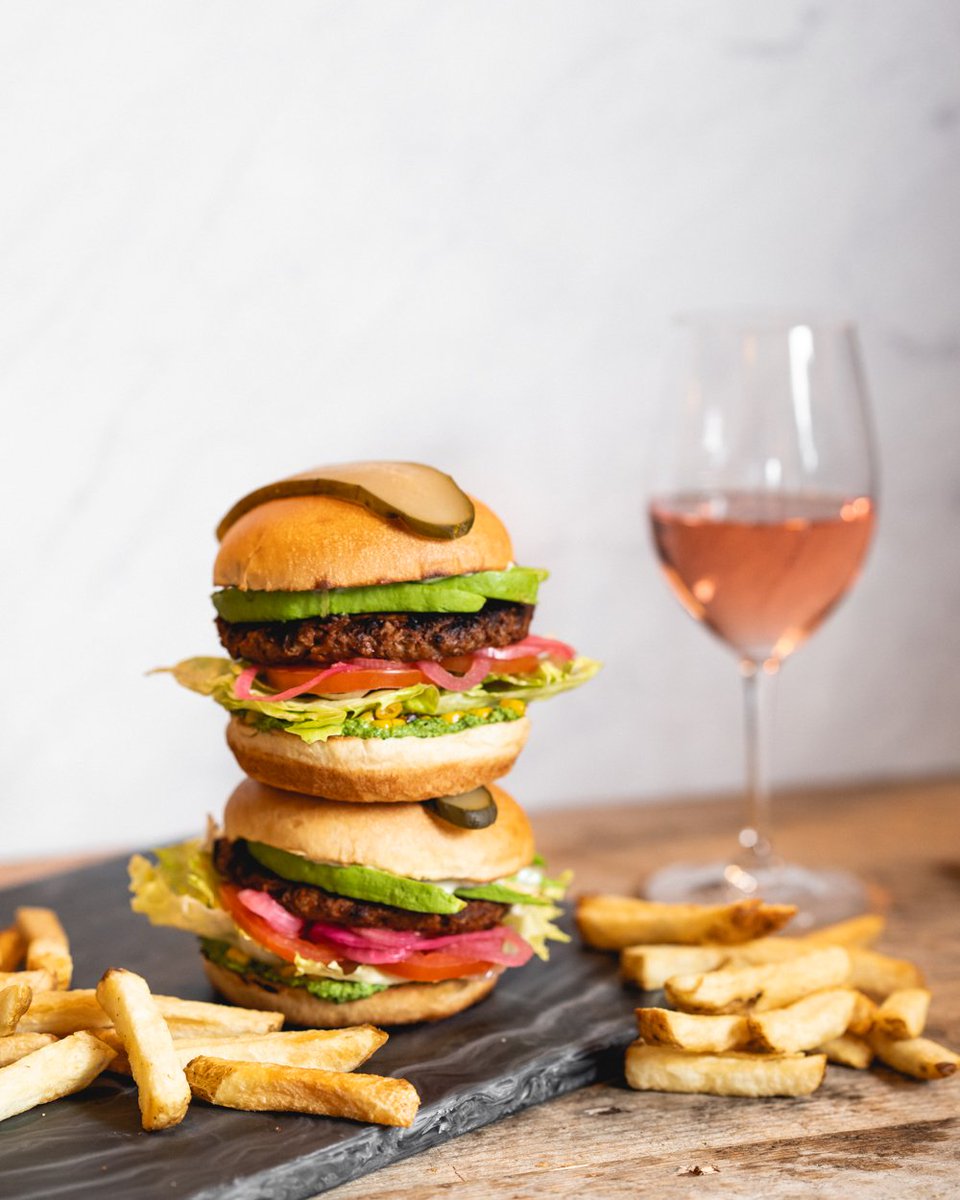 White_Spot's tweet photo. Avocado Beyond Burger + Hush Rose = The perfect pairing. 😏 Tag a friend who you'd enjoy this with and stop by tonight! #BeyondMeat #BeyondLegendary #HushRose @DirtyLaundryVin https://t.co/tSDYPYXpwl