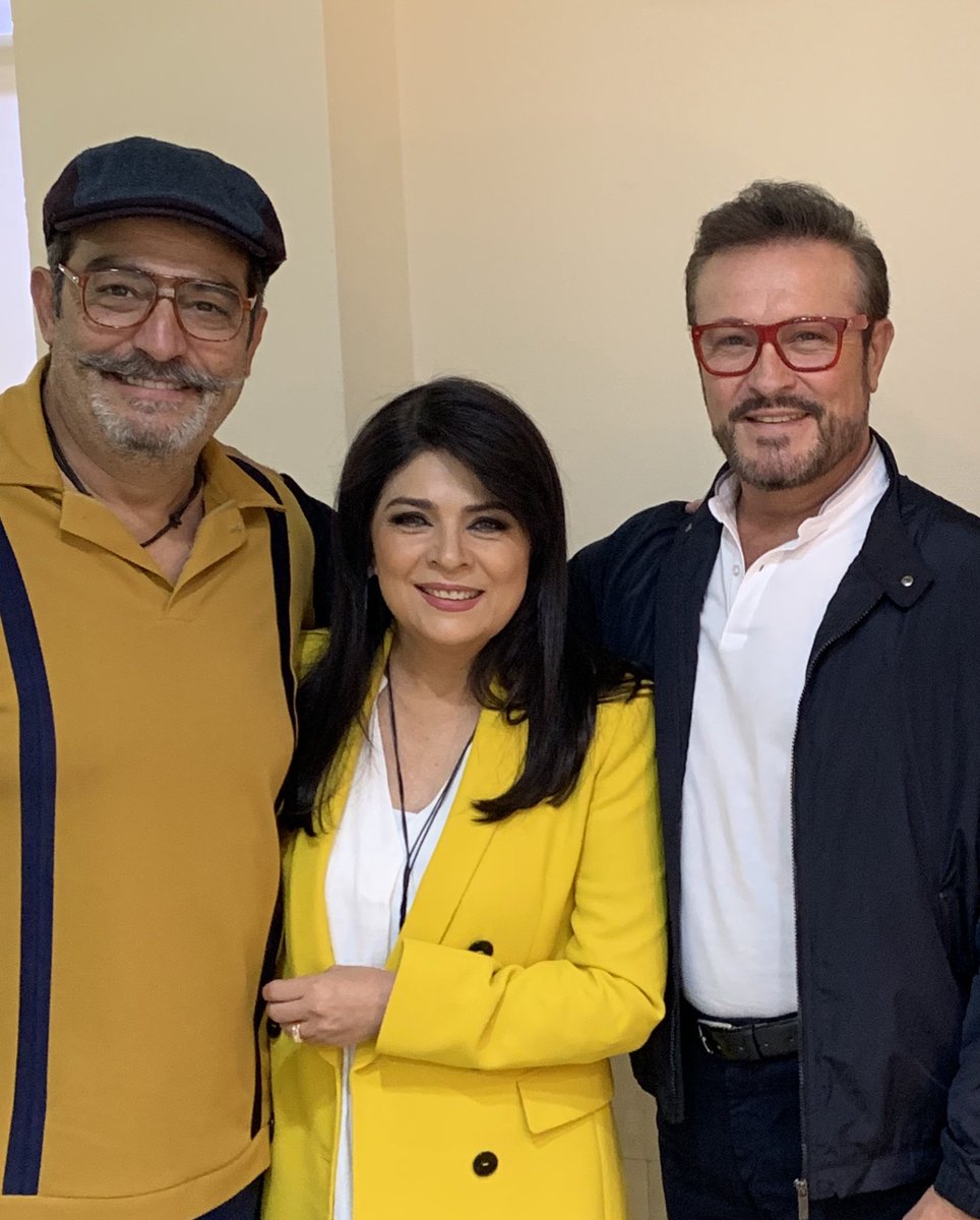 Listisimos para arrancar <a href="/victoriaruffo31/">victoria ruffo</a> <a href="/arturopenicheof/">Arturo Peniche</a> #CitaACiegas un placer compartir escena con amigos de toda la vida. Fan de la queen ahi esta la foto