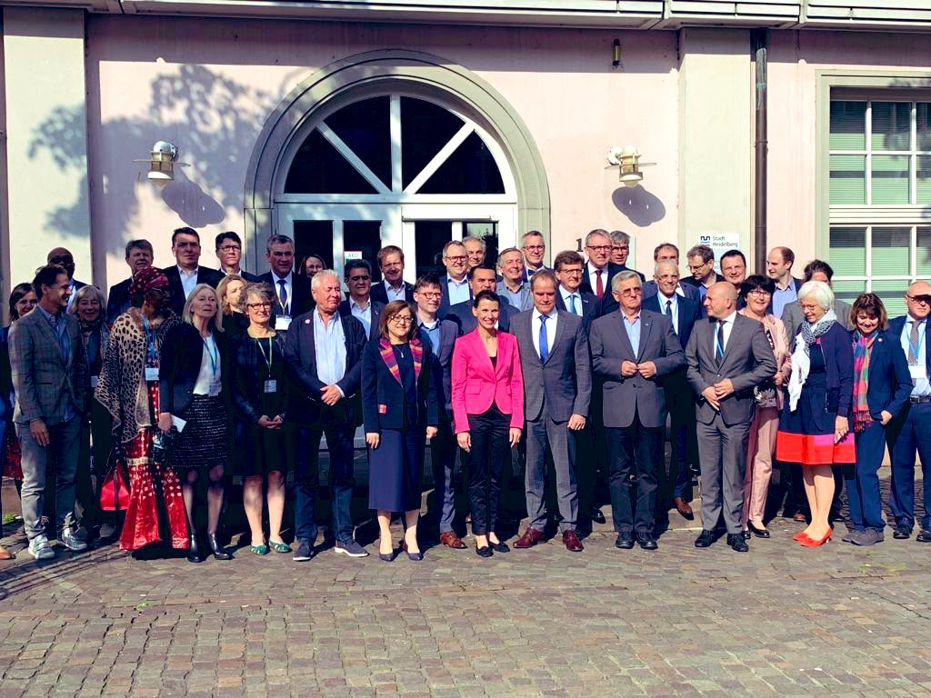 FatmaSahin's tweet image. Almanya Heidelberg’de @TBBTR Başkanı olarak 2019 Uluslararası İklim Eylem Planı toplantısına katılıyorum.

Ayrıca Türkiye’de iklim eylem planını hazırlayan ilk belediye olarak #icca2019 kapsamında her kıtadan belediye başkanlarının yer aldığı özel oturumda da yerimizi aldık.