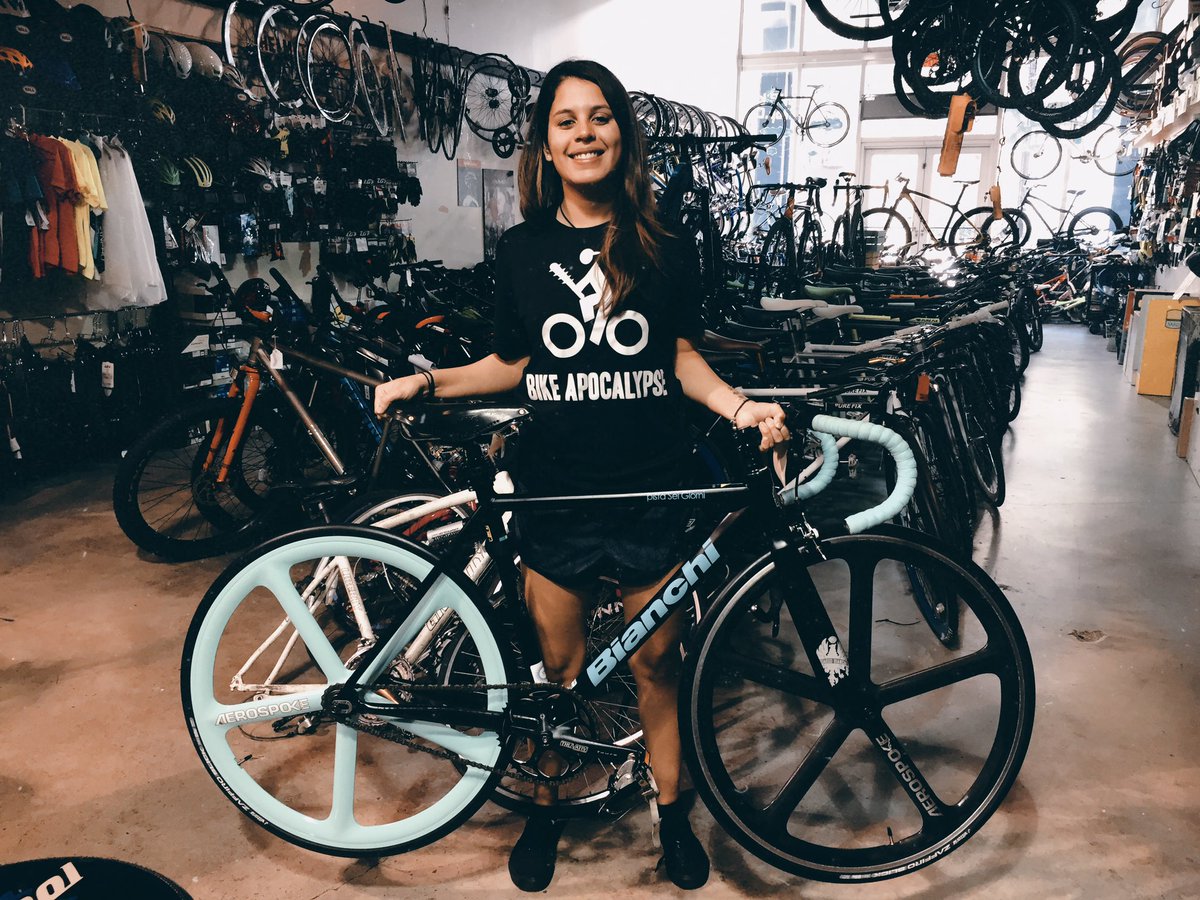 Cheskacsk's tweet image. A continuación en este Hilo colocarán foto de su primer trabajo en el extranjero: 

Comienzo 🌚

(2017) Miami Bike Shop, aprendí el oficio de bicicletas, conocí amigos y hasta fue mi casa por unos meses. Recorrí toda Miami en bici, y así conocí la Ciudad.