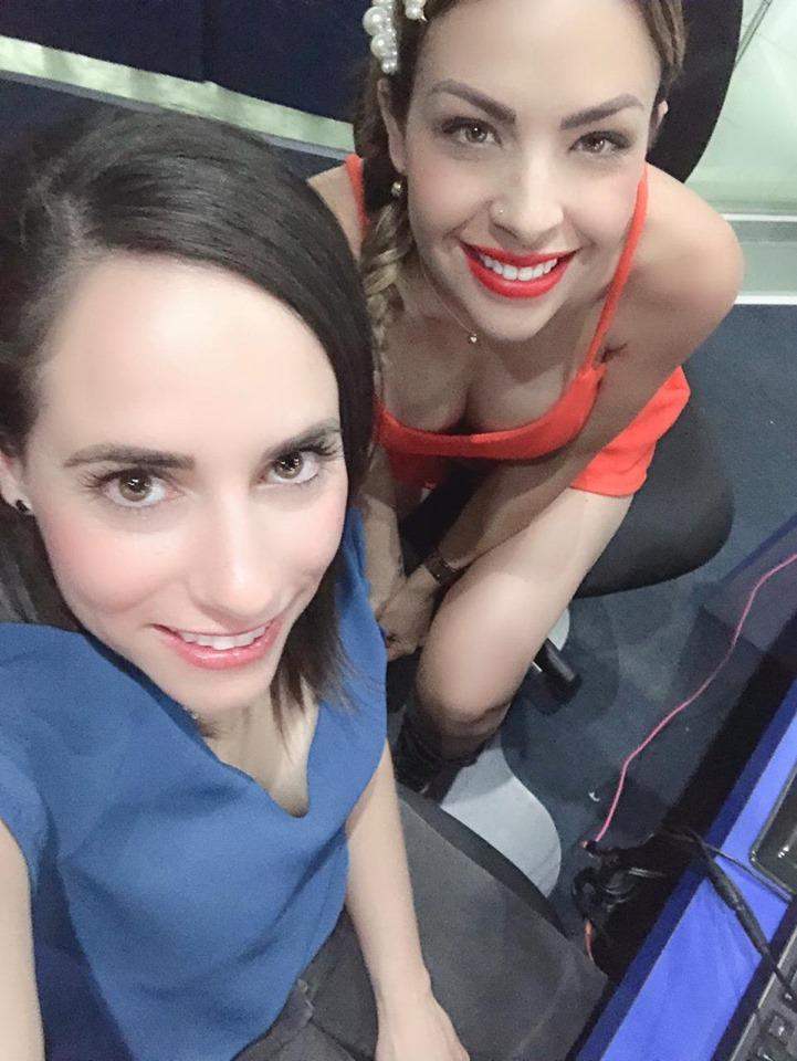 FiestaMex923's tweet photo. En #DeFiestaContigo #ParDeReynas con @MyriamOficial1 y Rocío Barragán Michel #LaChiquilla platícanos con qué te empoderas... hoy nos acompaña en cabina Eduardo Vázquez, estilista Master...
#yomeempoderocon 😘😉👍📻🎶
#FiestaMexicana
#SiempreTeAcompaña
#TodoElDía https://t.co/RplDqLoqxd