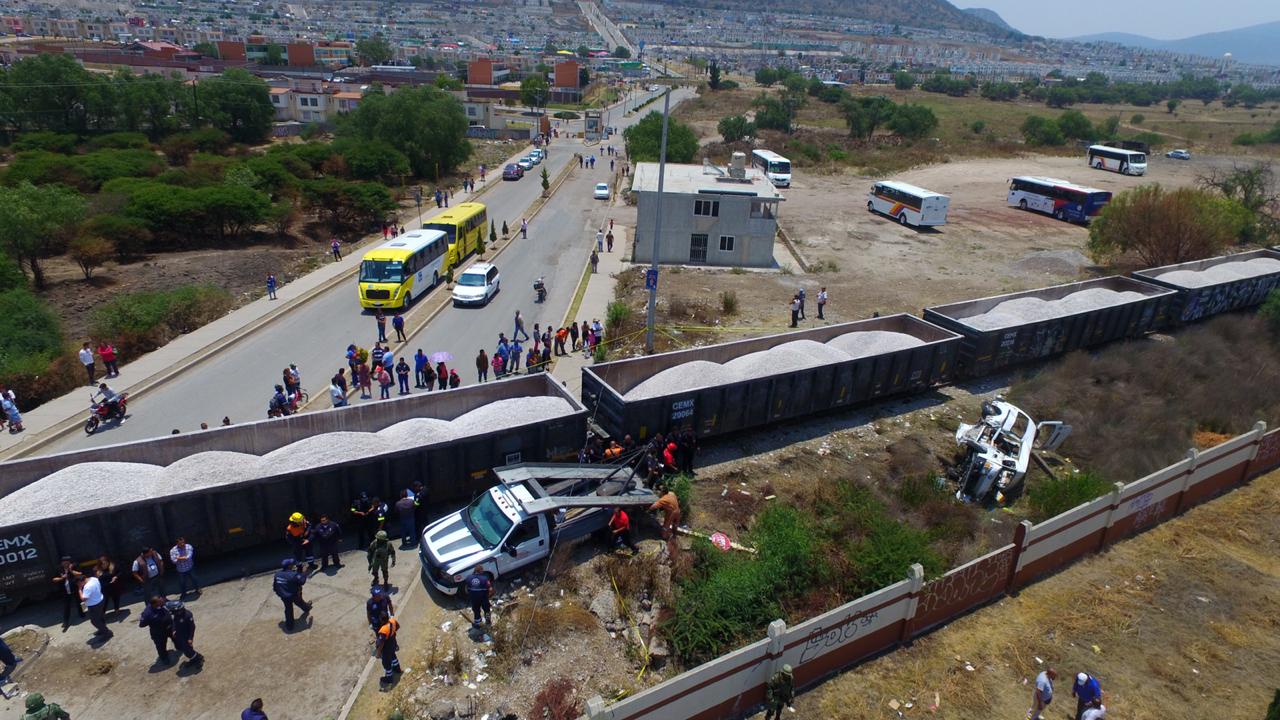 Urvan de transporte público es embestida por tren en los límites de Edomex e Hidalgo 3 Urvan de transporte público es embestida por tren en los límites de Edomex e Hidalgo