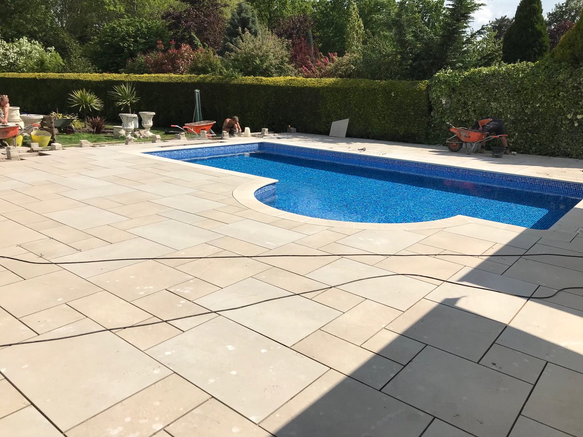 Great to meet with Oli and the lads at Surfco. Working in association with ⁦<a href="/EHSmith/">EH Smith Builders Merchants</a>⁩ to help educate the guys on grouting 20mm outside porcelains with Grout3000. #grouting #tiling